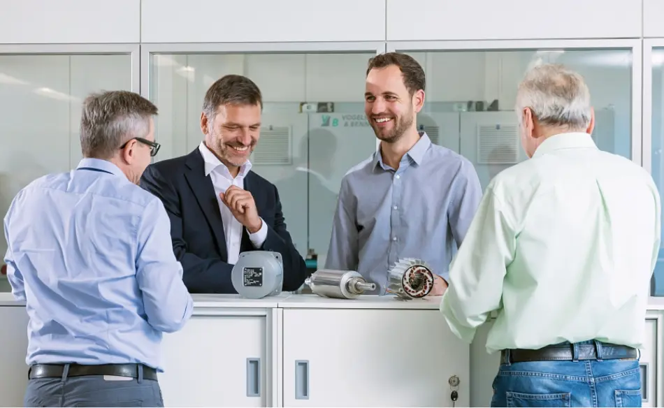 Auma Motors + Services Kundengespräch vor Motor-Teilen
